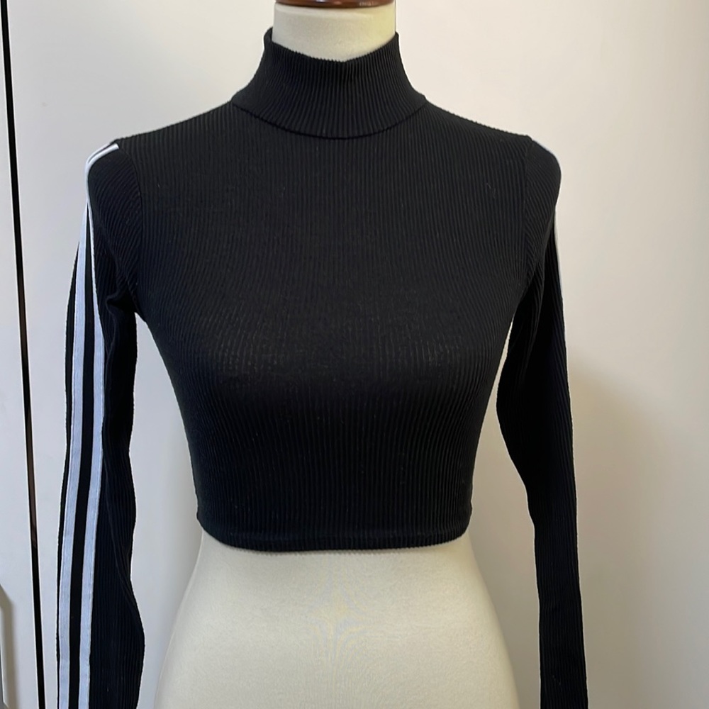 a ellen ribbed black tee with stripes on sleeve * crop top * long‎ sleeve